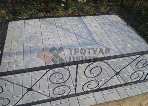 Укладка тротуарной плитки на кладбище в Одинцовском районе