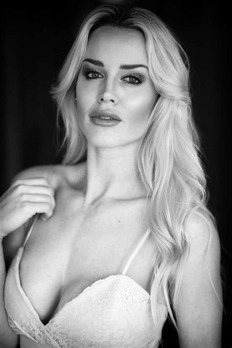 Belle Femme Blonde Avec Les Yeux Verts Photo Stock Image Du Yeux Visage 83397226