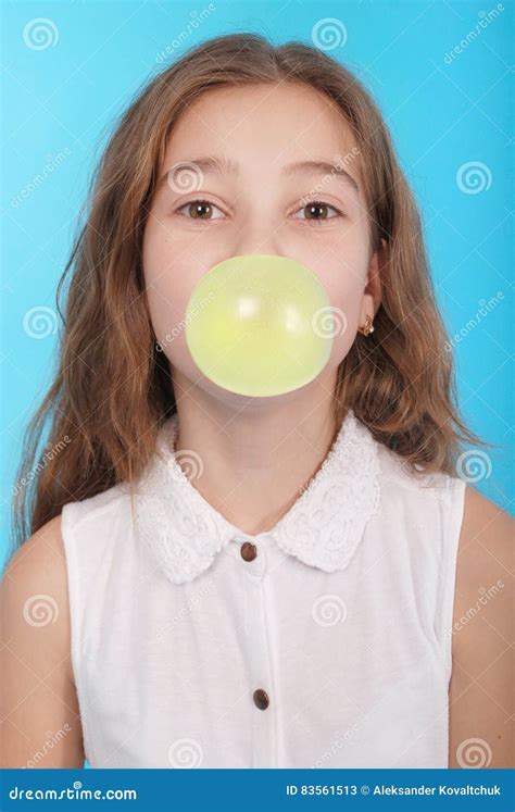 Jeune Fille Faisant Une Grande Bulle Avec Un Chewing Gum Image Stock