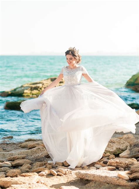 Novia Hermosa Al Aire Libre El Peinado De La Boda Y Compone Al Aire