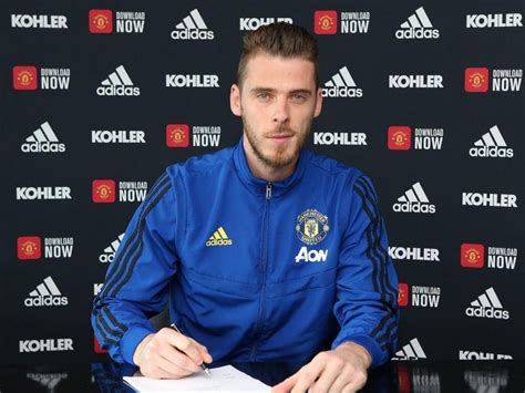 David De Gea signs new long-term contract with Manchester United