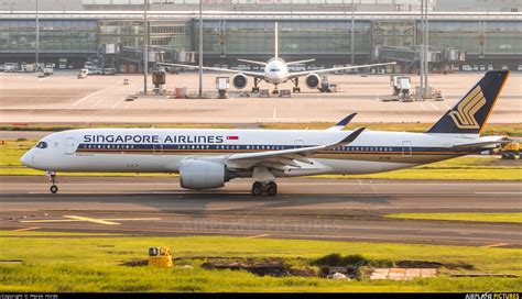 V Smc Singapore Airlines Airbus A At Tokyo Haneda Intl