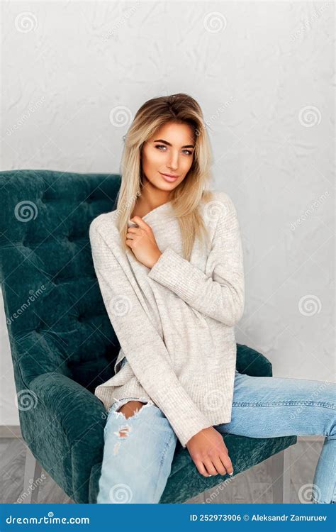 Portrait D Une Jolie Femme Blonde Assise Sur Une Chaise Plan Studio Photo Stock Image Du