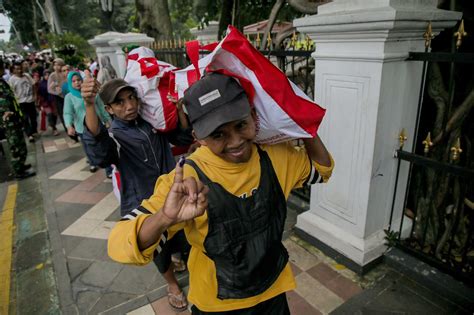 Pengemudi Ojol Di Bogor Dapat Bingkisan Sembako Dari Presiden Jokowi