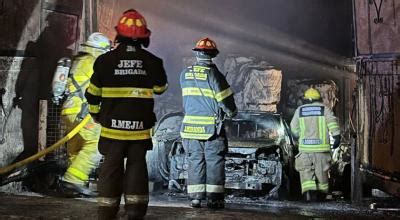 Guayaquil Incendio Consume Una Bodega De Papel En Lomas De Florida