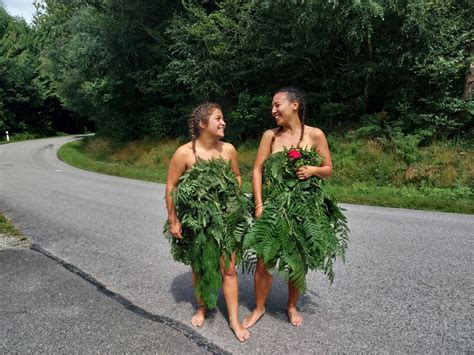 Nues Ces Deux Femmes Se Lancent Le D Fi Insolite De Traverser La Bretagne