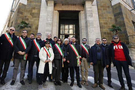 Vertenza Blutec In Sicilia Sit In Dei Sindaci Davanti Al Ministero Del