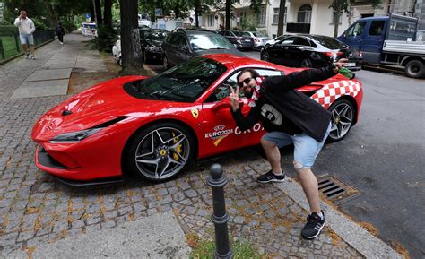 Foto Hrvat Se U Berlinu Pojavio U Ferrariju S Kockicama I Izazvao