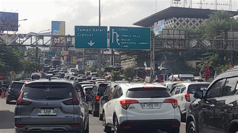 Volume Kendaraan Meningkat Polisi Terapkan Oneway Menuju Puncak Bogor