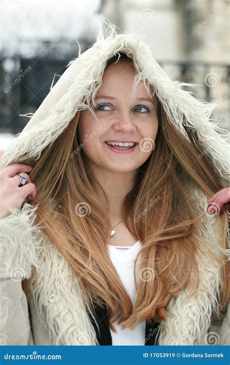 Fille Blonde Dans Le Manteau De Fourrure Image Stock Image Du