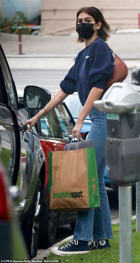 Kaia Gerber Runs Errands In La With Boyfriend Jacob Elordi Navy