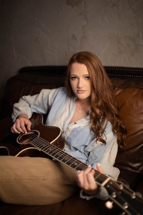 6 Hot Sexy Liddy Clark Bikini Pics