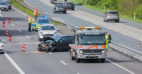 Kreis Groß Gerau Autos krachen in Mittelplanke zwei Menschen verletzt