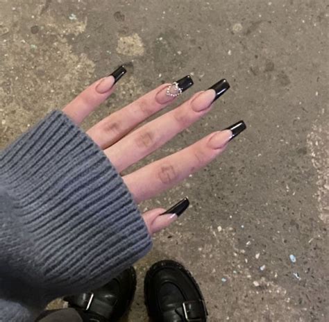 Kylie Jenner Just Posted Some Short Nail Art Inspo On Instagram Artofit