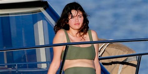 Selena Gomez Soaks Up The Sun In A Green Bikini On Vacation In Hawaii