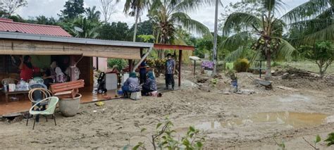 Penjawat Awam Bantu Ringan Beban Mangsa Banjir Malaysiaaktif