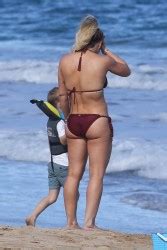 Hilary Duff Wearing A Bikini At A Beach In Hawaii 01 01 17 Phun Org Forum