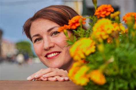 Brunette Linda Chica Divertida En La Parte Central De La Antigua Ciudad Caminar Por El Centro