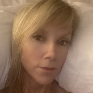 Horny Blonde Cam Girls Nude And Masturbate IChatOnline