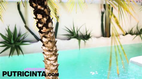 Horny Babe Putri Cinta Showing Her Tight Ass Hole Up Close