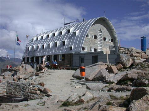 Rifugio alpino Vittorio Emanuele II 2 735 m Loc Moncorvé