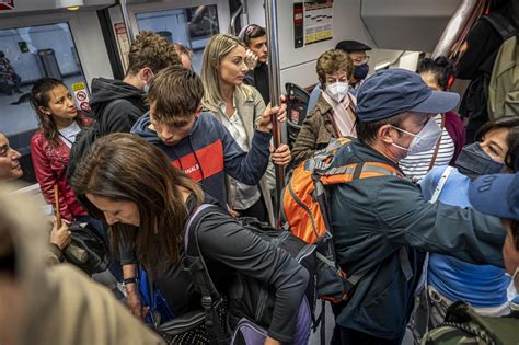 Aglomeraciones Y Retrasos En La Huelga De Renfe Fotos