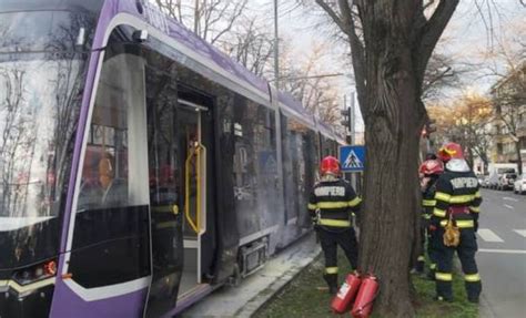 Un Tramvai A Luat Foc N Mers La Timi Oara C L Torii Au Fugit De