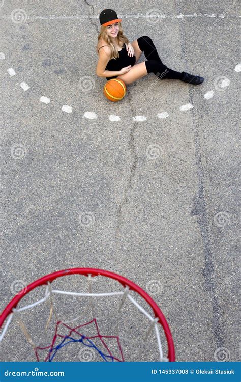 La Muchacha Embarazada En La Cancha De B Squet Se Sienta En La Opini N