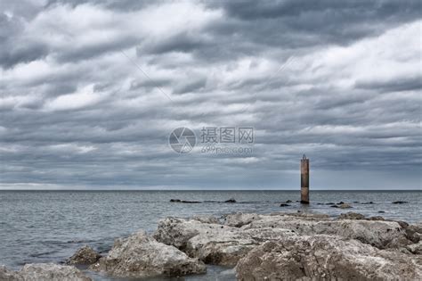 景观浓云威胁着即将来临的暴风雨海前阴云多的一天海景种高清图片下载 正版图片307762849 摄图网