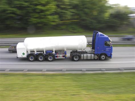 Excesso De Carga Ou Comboio Excepcional Um Caminh O Um Semirreboque