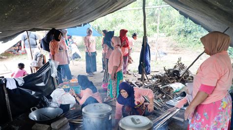 Gotong Royong Mak Ganjar Sediakan Dan Antar Makanan Untuk Korban Gempa