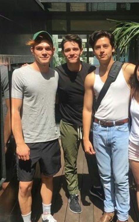 Cole Sprouse Kj Apa And Casey Cott Famosas Guapas Chicas Famosos