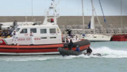 Migranti Fermati I Presunti Scafisti Dell Ultimo Sbarco A Crotone