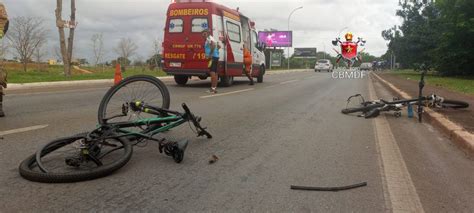 Vídeo Acidente entre carro e bicicletas deixa ciclista em estado grave