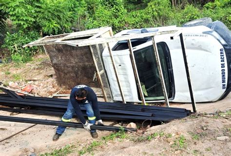 Vuelca Camioneta Cargada Con Acero En Loma Bonita