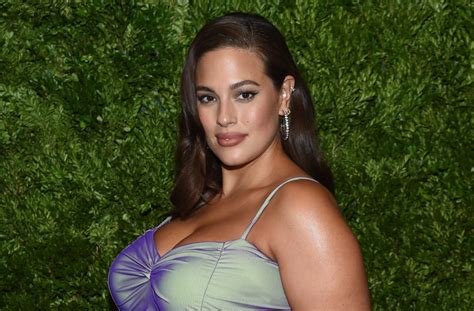Ashley Graham Posts Nude Selfie Months Into Pregnancy Still Cooking