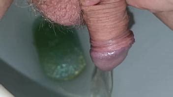 Orinando en el baño con mi suave polla XVIDEOS
