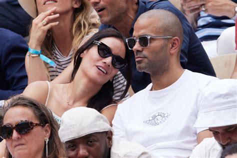 Photo Tony Parker et sa compagne Alizé Lim Célébrités en tribunes