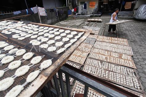 Produksi Kerupuk Terkendala Cuaca Antara Foto