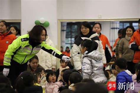 交通安全从娃娃抓起，南京江宁女交警走进幼儿园教育自觉遵守上下学