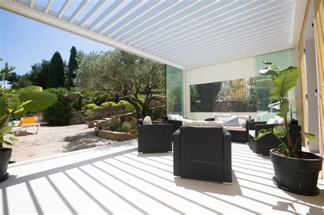 Pose d une pergola à lames orientables dans le Var Patio Marsella