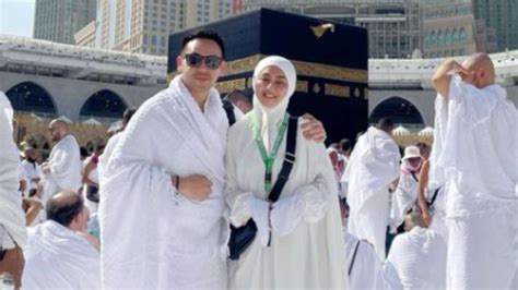 Foto Jenita Janet Nangis Haru Usai Cium Kabah Dan Hajar Aswad Saat