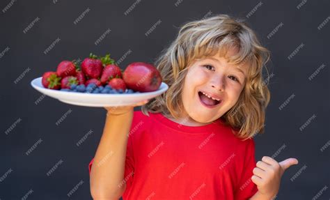 Comida Sana Niño Divertido Con Pulgar Arriba Sujetar Plato De Mezcla De