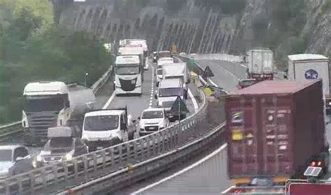 Caos Autostrade Code Tra Cantieri E Pioggia Tilt Traffico A Genova