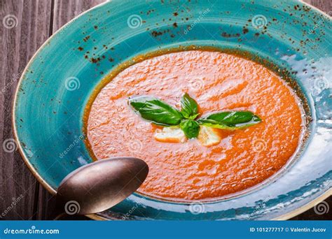 Sopa Do Gazpacho Do Tomate Manjericão Queijo De Feta Gelo E Pão