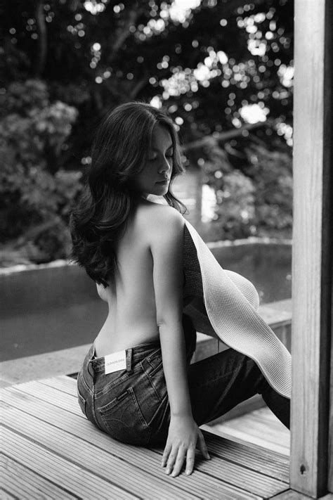 Lộ ảnh bán nude khoe vòng lấp ló ai nghĩ nữ ca sĩ này đã là mẹ hai con