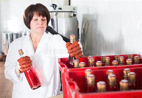 Botellas De Vino Del Embalaje Del Trabajador De Sexo Femenino Foto De