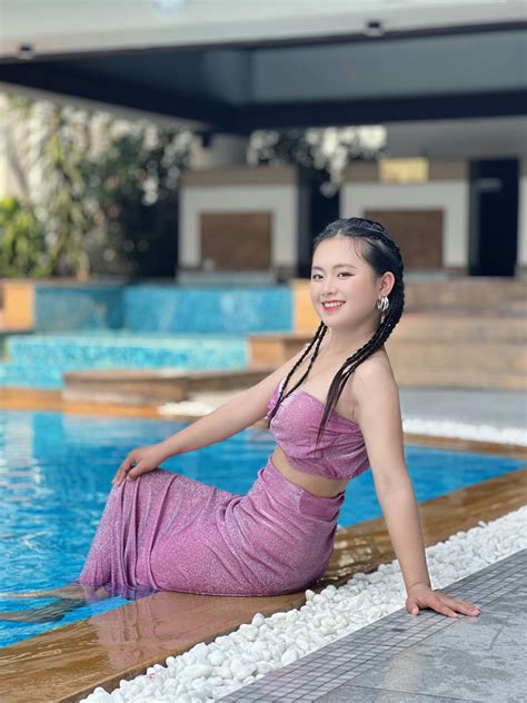 Mua Thị Dua cô bé dốc Thẩm Mã từng gây sốt với vẻ mộc mạc nay không ngại diện bikini khoe