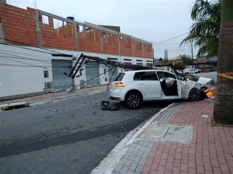 Ap S Colis O Poste Cai Sobre Carro E Moradores Ficam Sem Energia No