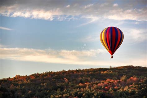 Ballon Do Ar Quente Sobre Uma Montanha Imagem De Stock Imagem De Nave